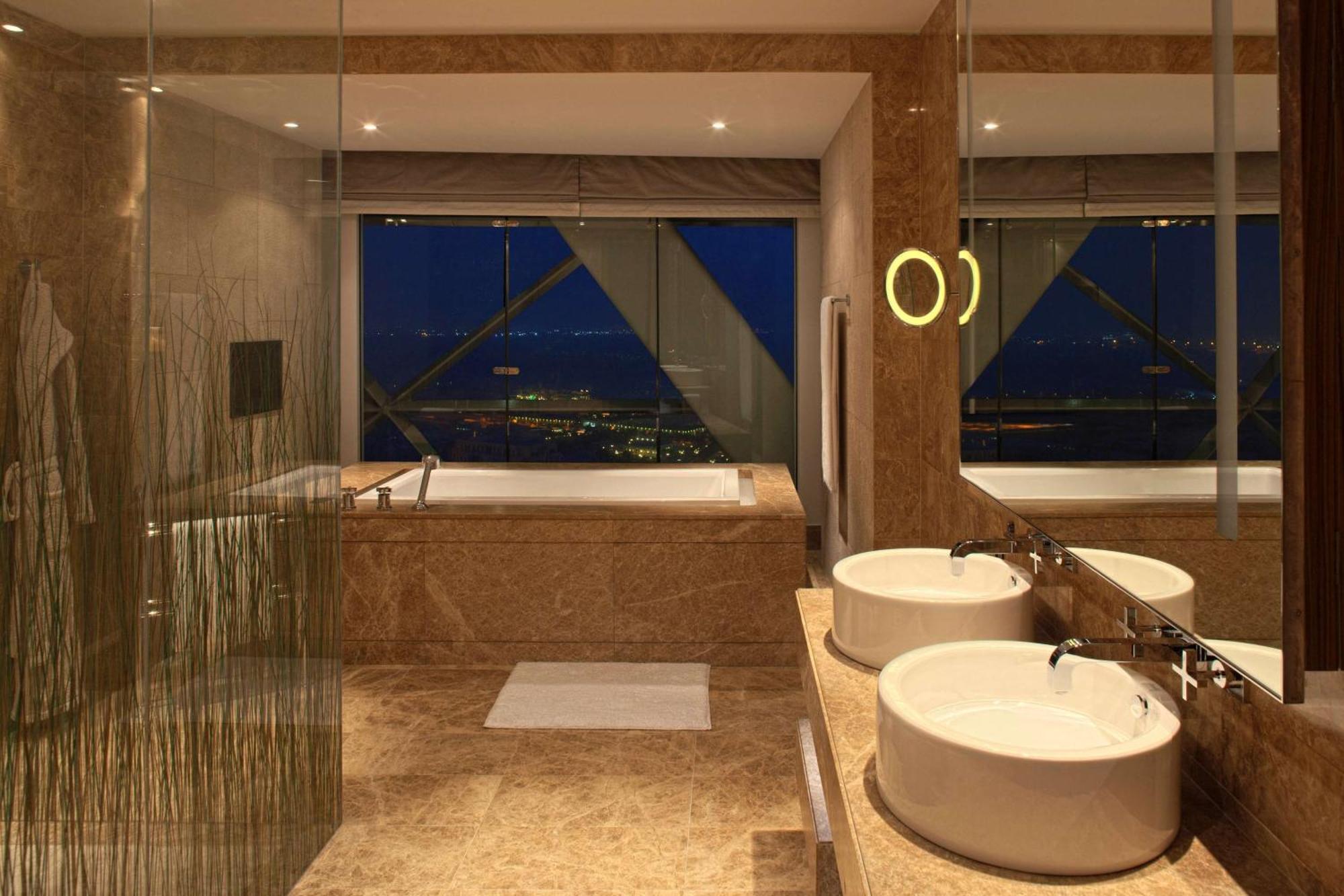Executive Suite,1555323964:JPEG